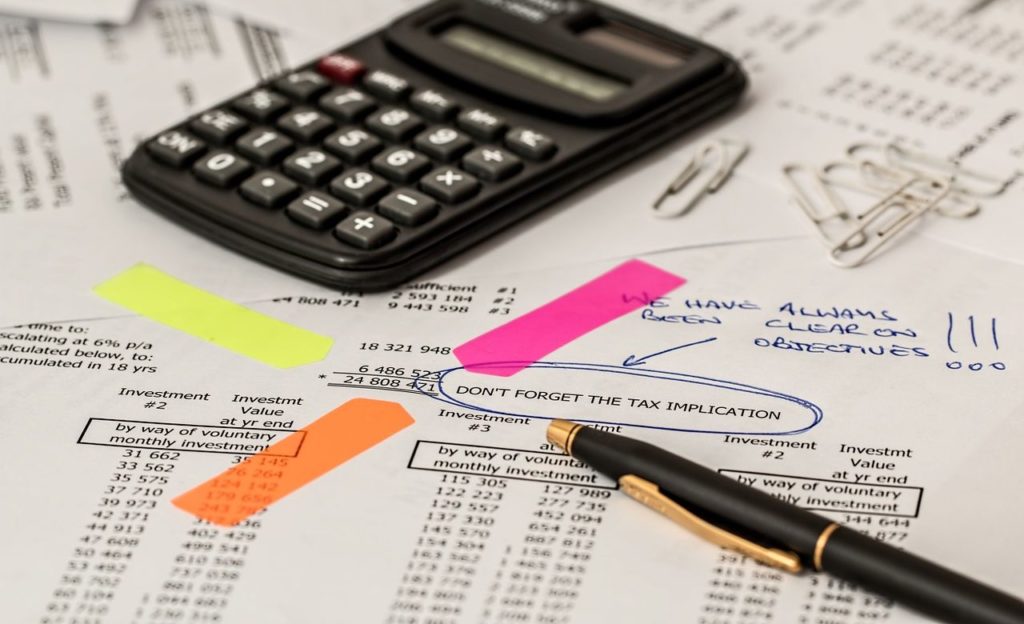 Ghidul complet al taxelor pe investiții în România (2026): Dividende, câștig de capital, dobânzi și CASS