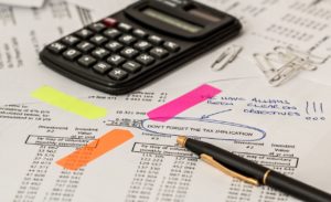 Ghidul complet al taxelor pe investiții în România (2026): Dividende, câștig de capital, dobânzi și CASS