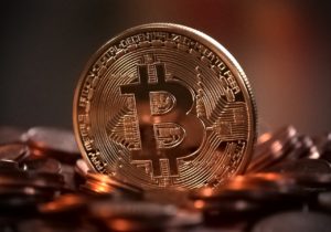 Bitcoin pierde teren pe fondul creșterii petrolului și al prudenței băncilor centrale