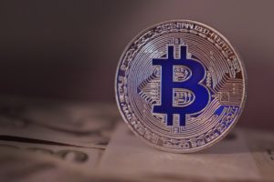Bitcoin: de la activ cu risc ridicat la posibil „safe haven”? De ce rezistă în contextul tensiunilor din Orientul Mijlociu