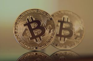 Bitcoin se stabilizează după breakout, pe fondul tensiunilor din Orientul Mijlociu și al condițiilor monetare restrictive