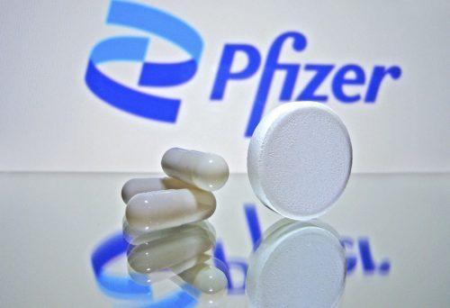Pfizer depășește așteptările în trimestrul al doilea și majorează prognoza de venituri pentru 2026, în ciuda unei pierderi contabile din deprecieri de active
