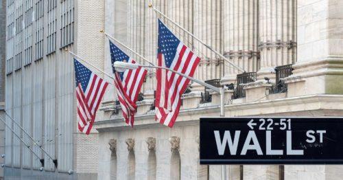 Wall Street scade după discursul dur al Fed. Așteptările privind o majorare a dobânzilor cresc puternic