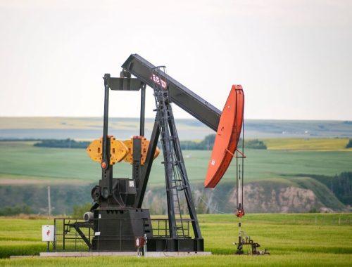 Prețul petrolului urcă cu peste 4%, pe fondul tensiunilor dintre Iran și Israel