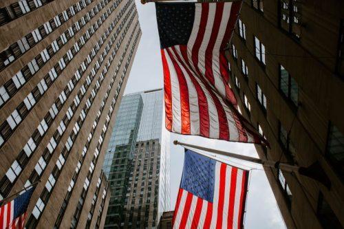 Bursele americane revin pe fondul optimismului geopolitic, însă tonul mai dur al Fed limitează entuziasmul investitorilor