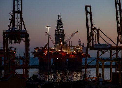 Petrolul Brent atinge 90 de dolari pe fondul escaladării tensiunilor din Orientul Mijlociu. Cuprul urcă la un nou record