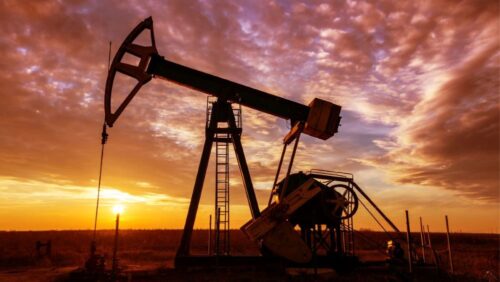 Petrolul scade ușor, dar riscurile geopolitice rămân ridicate pe fondul apropierii termenului limită al armistițiului