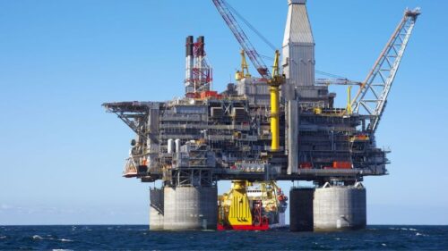Petrolul continuă să scadă pe fondul așteptărilor privind redeschiderea Strâmtorii Hormuz