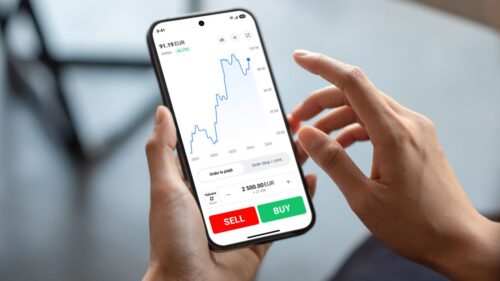 XTB: ETF-urile și acțiunile domină preferințele investitorilor între 30 și 45 de ani, pe fondul unei creșteri de peste 11 ori a numărului de clienți în ultimii 6 ani