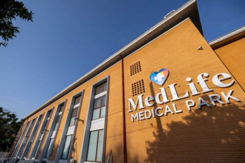 Acțiunea zilei: MedLife, creștere operațională solidă, dar cursul valutar duce grupul pe minus