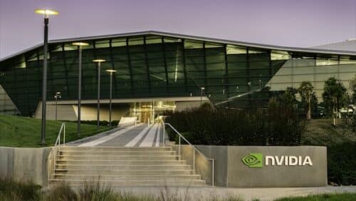 NVIDIA și Corning accelerează investițiile în infrastructura AI din SUA: parteneriat strategic pentru extinderea producției de fibră optică și centre de date