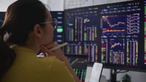Primii 100.000 de lei: Cât durează să-i strângi și să-i investești în funcție de salariul tău