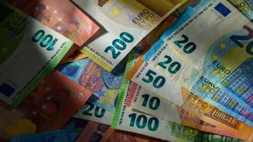 Euro rămâne stabil înaintea deciziei BCE, în timp ce tensiunile din Orientul Mijlociu continuă să influențeze piețele