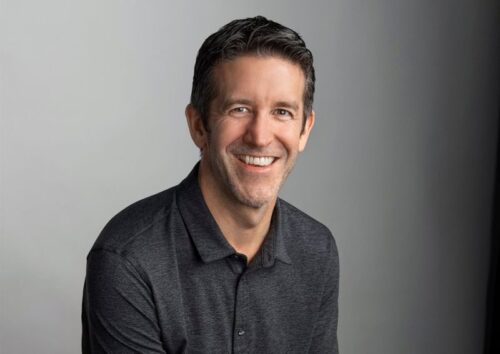 Apple schimbă conducerea: Tim Cook devine președinte executiv, iar John Ternus va prelua funcția de CEO din septembrie 2026