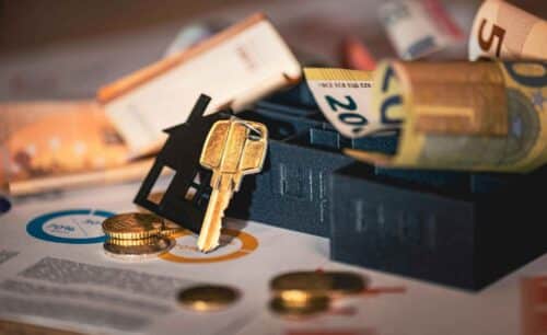 Imobiliare vs. Bursă în România: Randamente, lichiditate și efort de administrare
