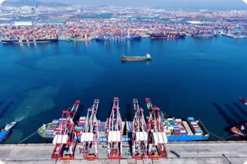 Comerțul Chinei depășește așteptările, susținut de boom-ul tehnologic și de revenirea exporturilor către SUA