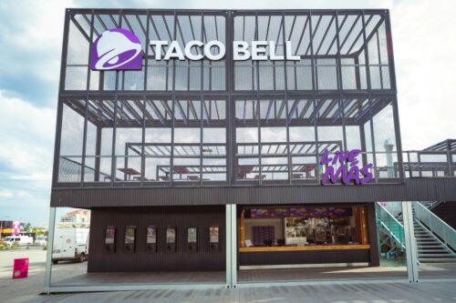 Taco Bell, parte a grupului Sphera Franchise Group, deschide primul hub de vară în Nibiru și Beach, Please! – primul proiect de acest tip al brandului în România