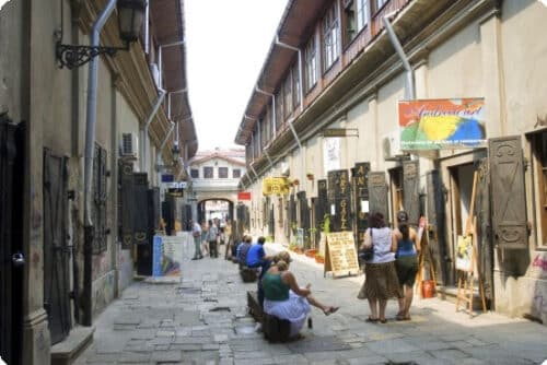 Vânzările cu amănuntul din România se contractă puternic, iar consumul riscă să tragă economia în jos